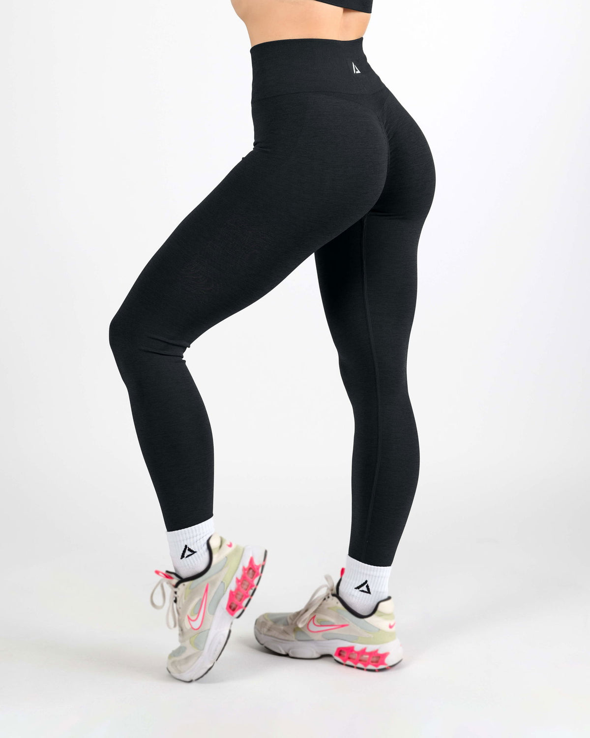 Seamless Black Leggings side profile, highlighting 4-way stretch and second-skin feel for total freedom of movement in HIIT or yoga.